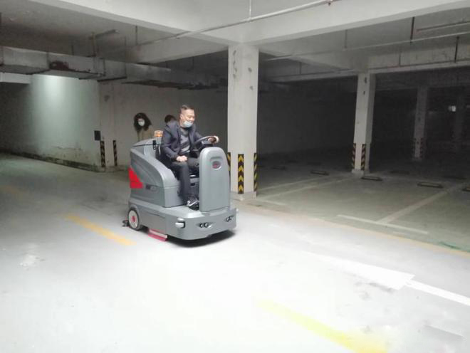 贵州小区物业保洁不用人力改用驾驶式洗地机了